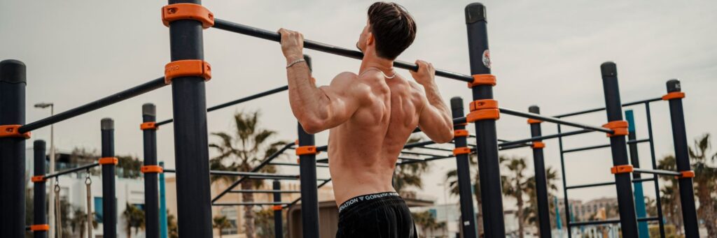 How to Learn Pull Ups: A Step-by-Step Guide for Calisthenics Beginners GORNATION athlete performs pull up in calisthenics park